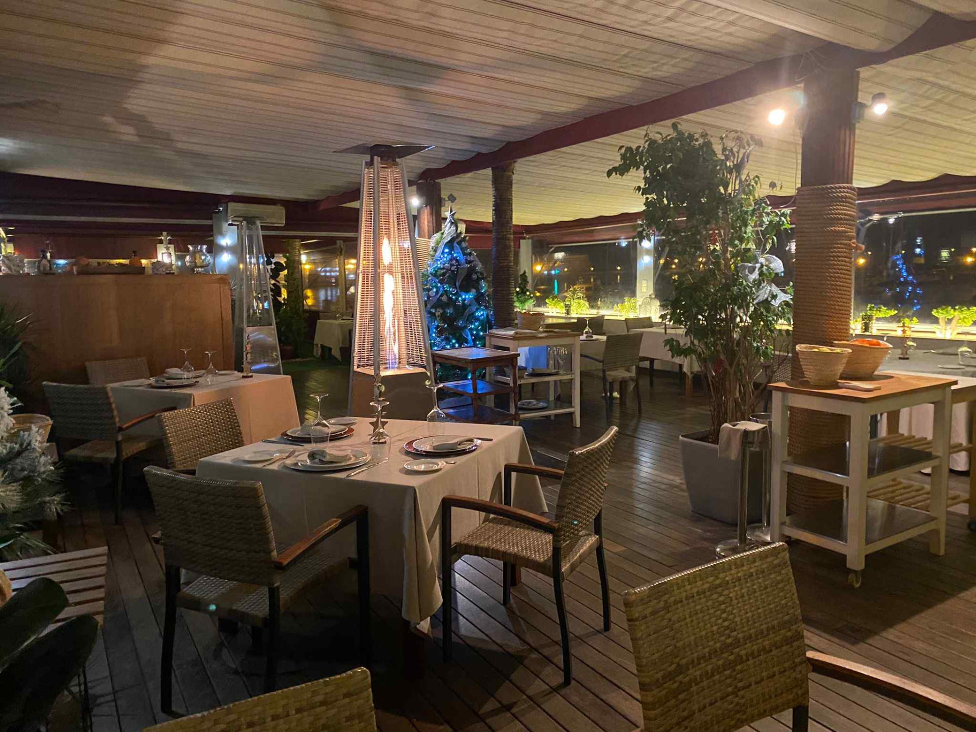 Terraza del Restaurante La Marina sobre el agua