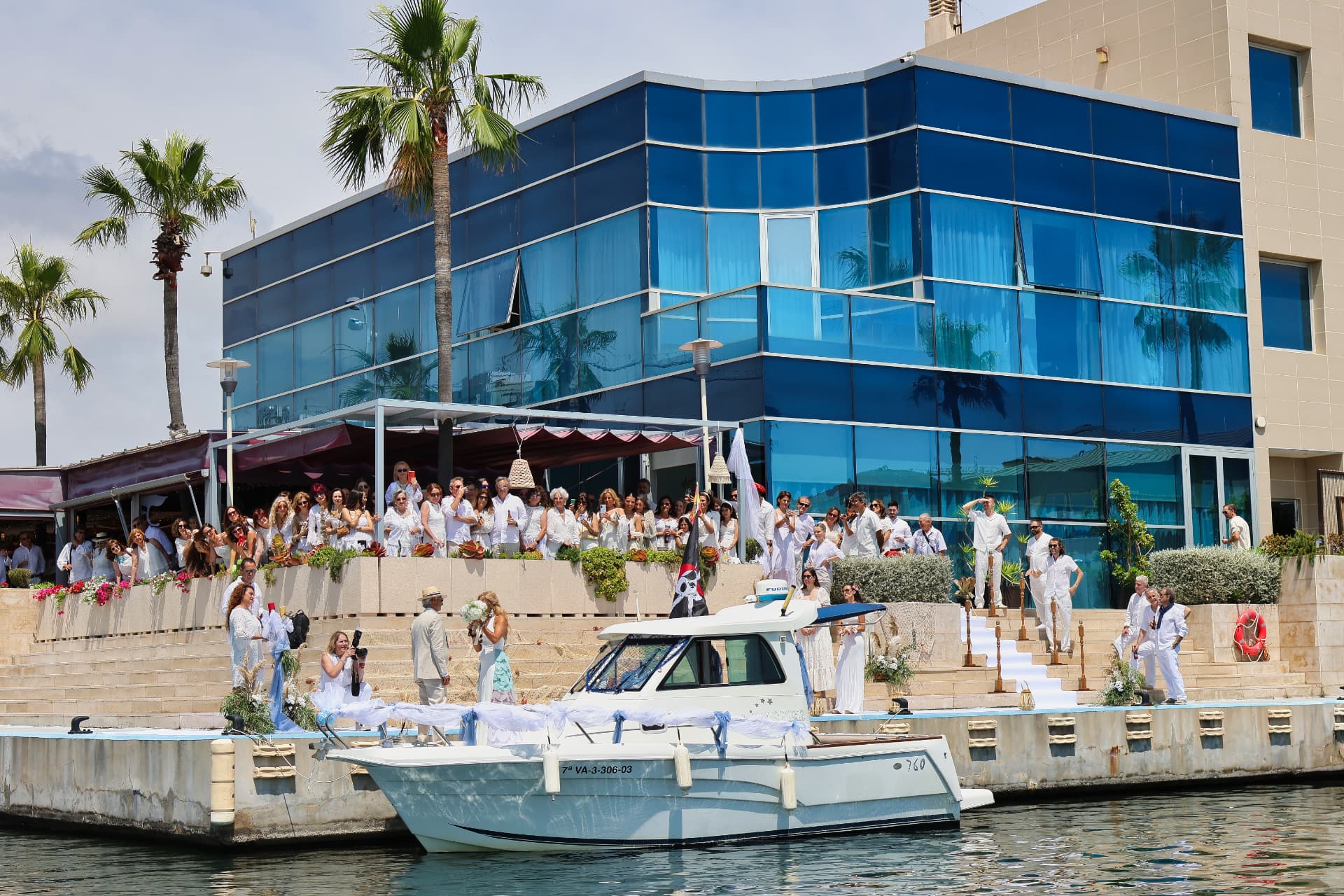 Terraza del Restaurante La Marina sobre el agua